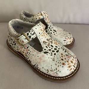 Zimmerman Floral T-strap shoe, size 6
